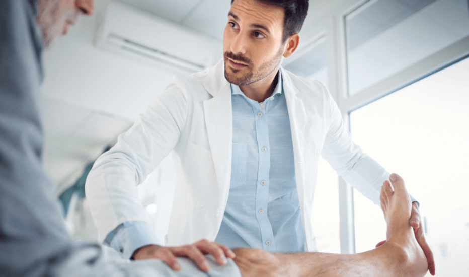 Professionnel de la santé examinant le genou d’un patient