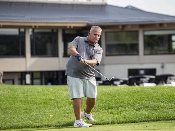 Darrel, un patient traité par Cingal, jouant au golf