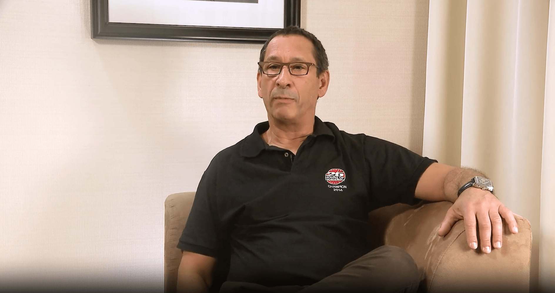 Gary, un patient traité par Cingal, assis sur une chaise